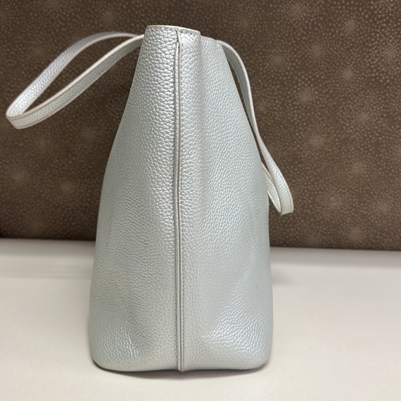 🔥🔥🔥Tory Burch Perry Silver Metallic Leather Tote Shoulder Bag - Picture 10 of 14